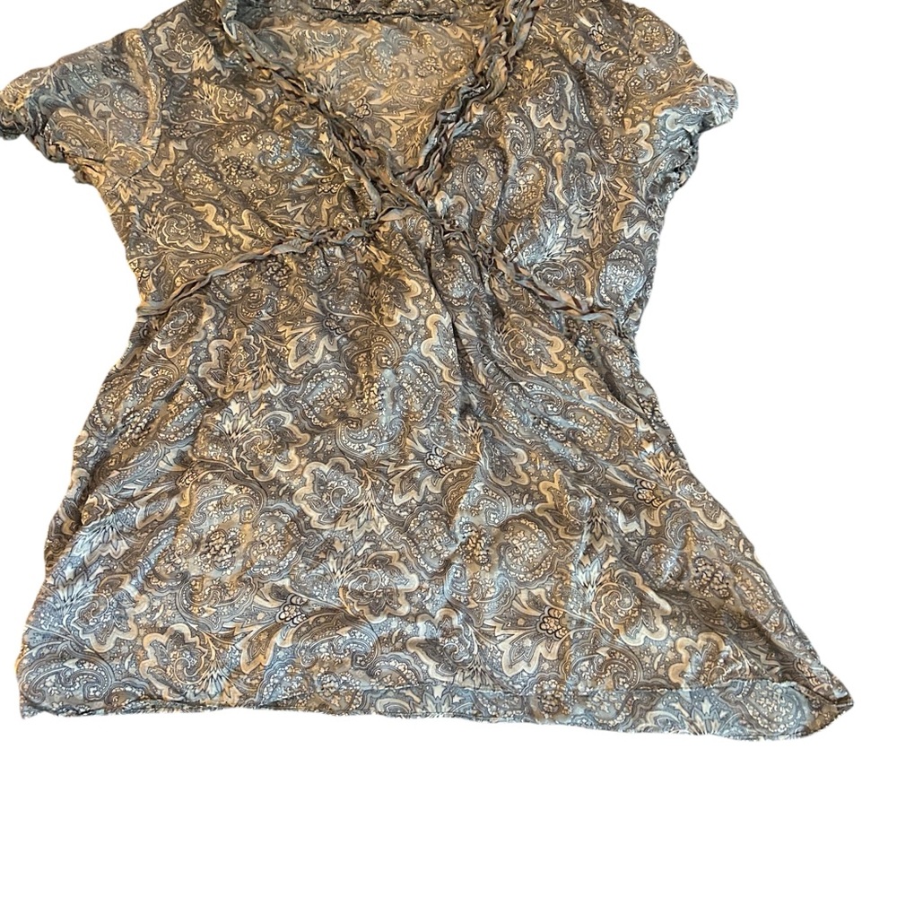 Chic Paisley V-Neck Silk Blouse in Gray and Cream